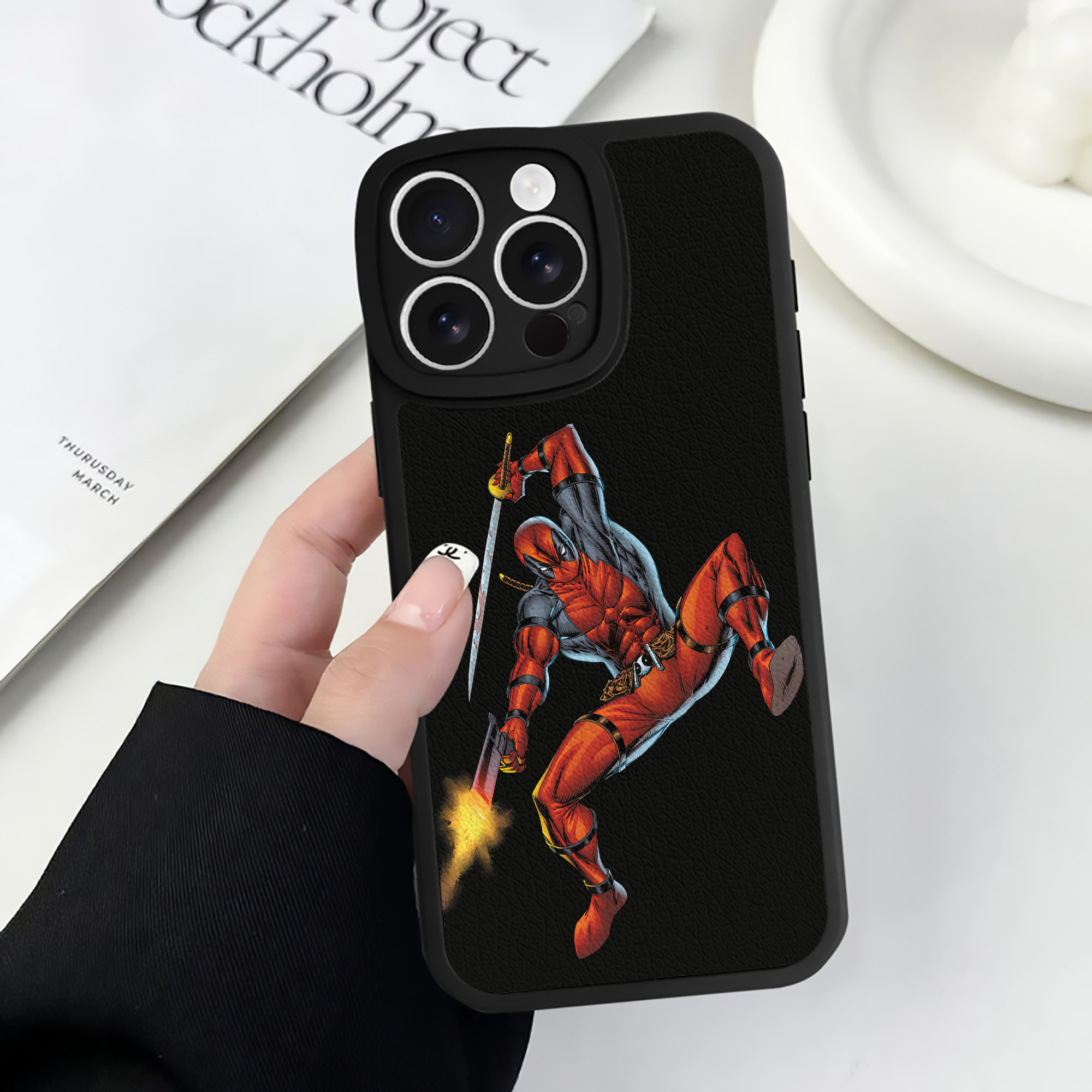 （画像用） Deadpool デッドプール 【iPhone 16シリーズ対応】シリコンスマホケース（レザー調） 材質：シリコン